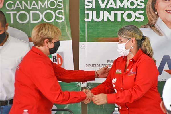 Candidatas del PRI se reúnen con maestros