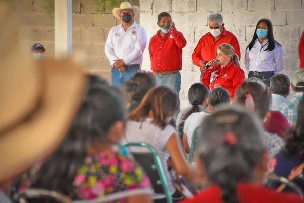 Apoyan campesinos a Gladys Ayala y ‘Rolys’