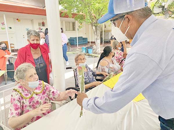 Visitan a las mamás en Asilo de Ancianos