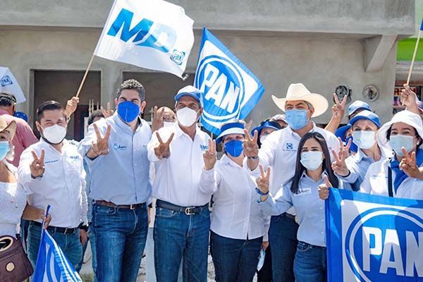 Se pintan de color azul calles de Leandro Valle