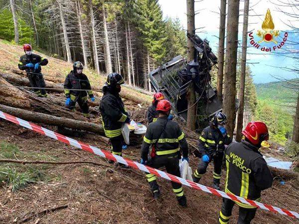 Sube a 14 cifra de muertos por accidente de teleférico en Italia