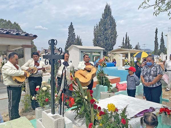 Celebran familias a madres difuntas