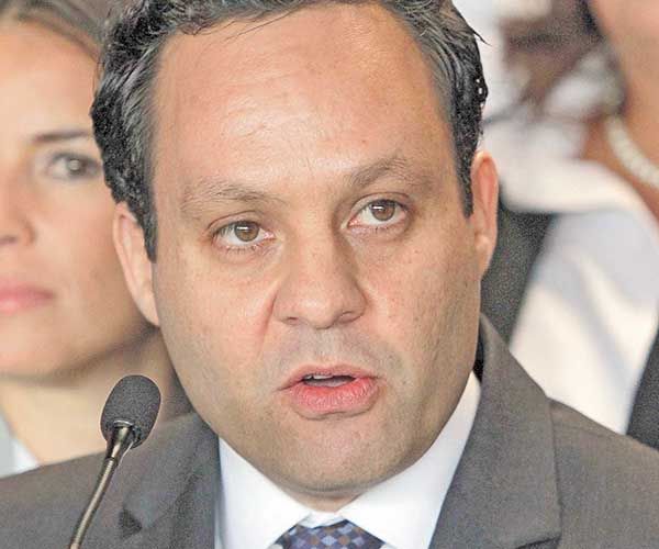 «Hay que salirse del relato del poder; es tramposo»