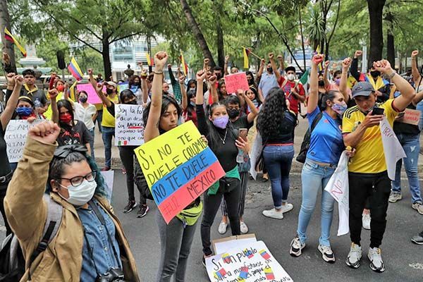 Colombianos marchan en México en rechazo a la represión en su país