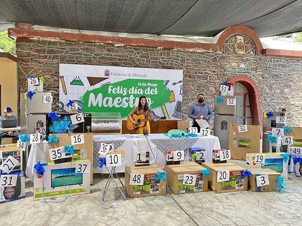 Festeja Múzquiz a “profes” en su día