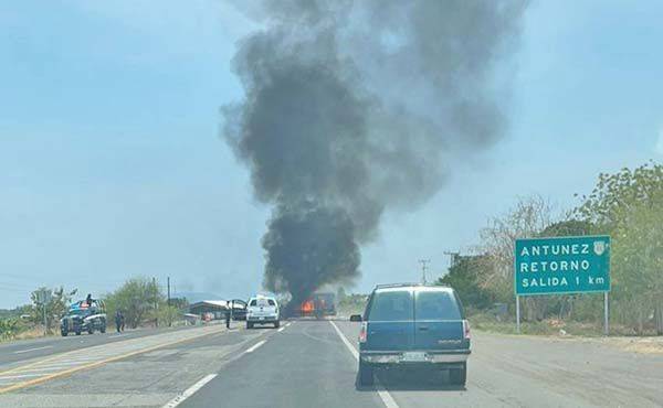 Crimen organizado bloquea carreteras en 6 municipios michoacanos