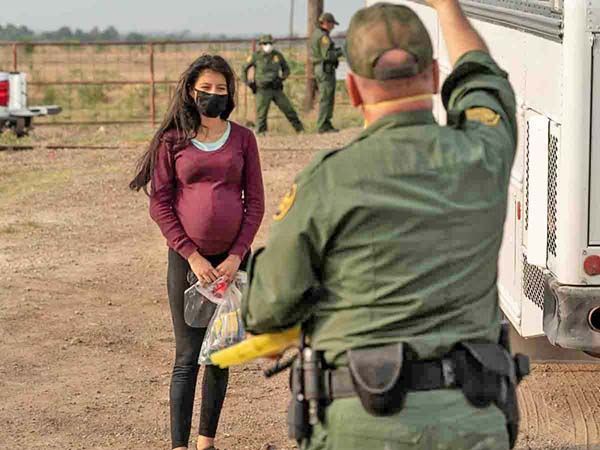 Migrantes son vacunados en frontera EU-México; usan dosis Pfizer