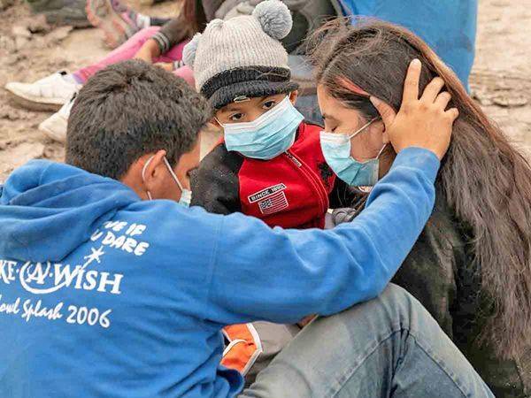 EU comienza a admitir familias migrantes que piden asilo en la frontera
