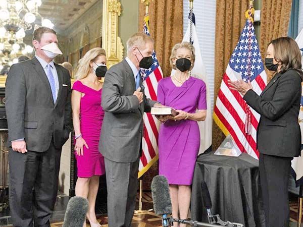 Nuevo jefe de la NASA rinde juramento