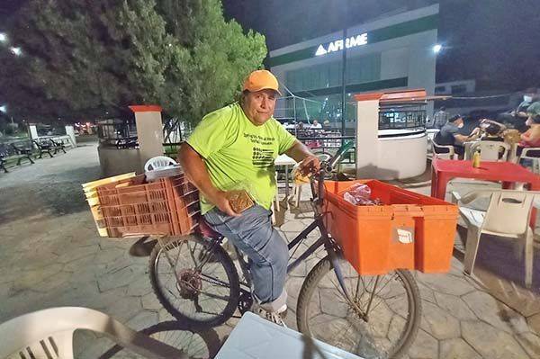 Recorre 30 km diarios; para ganarse la vida