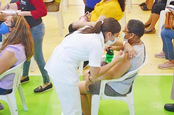 Vacuna a más de mil personas de 40 a 49