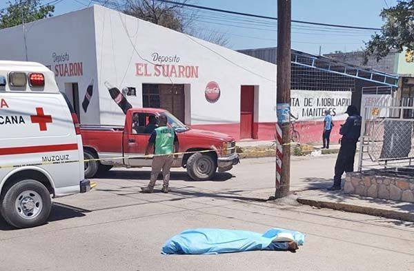 Se lanza a llantas de camión y muere