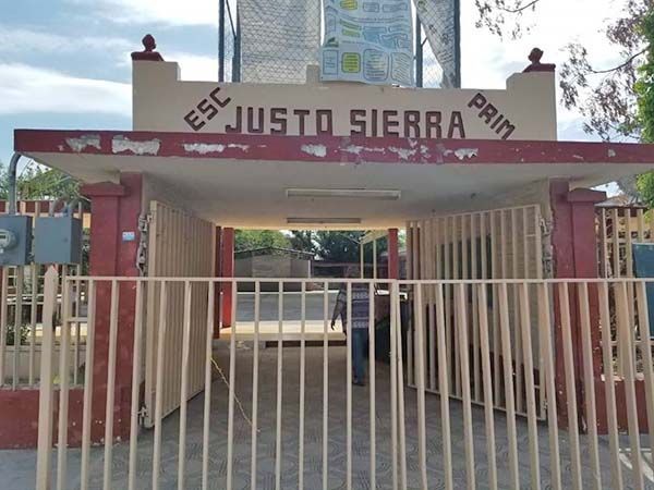 Limpian escuelas para las clases presenciales