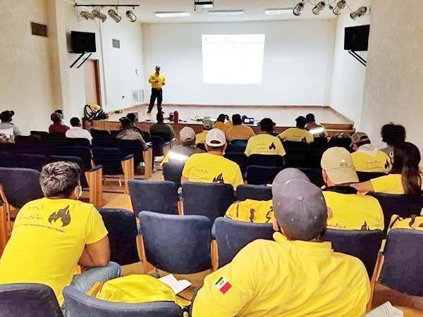 Capacitan a brigadistas en combate a incendios