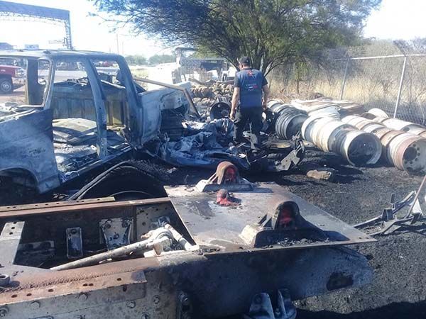 Se incendia camioneta al interior de empresa