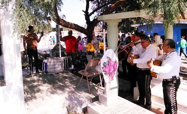 Visitan panteón por el Día de las Madres