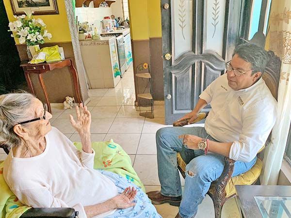 Visita Beto Piña a su abuela ‘Lichita’