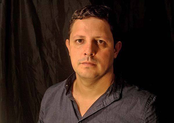 Gana David Cruz premio de poesía