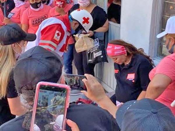 Candidata siente dolores de parto en pleno acto de campaña