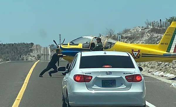 Aterriza avioneta en carretera de La Paz