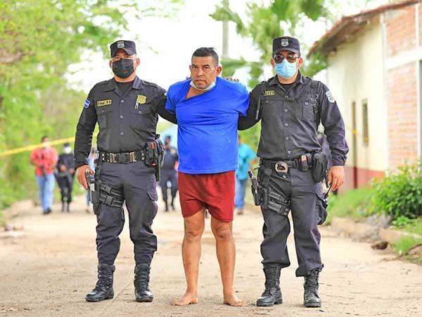 Hallan cuerpos de 14 personas en casa de expolicía en El Salvador