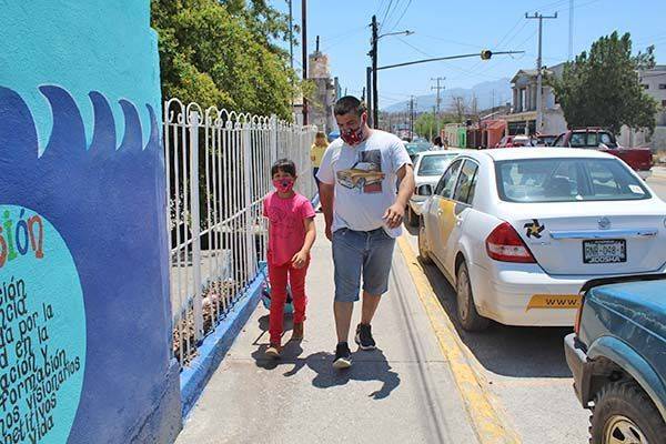 Contentos de regresar alumnos y sus padres