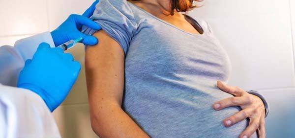 Mujeres embarazadas ya pueden vacunarse
