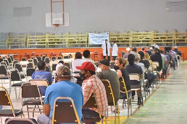 Inician con retraso vacunación antiCovid