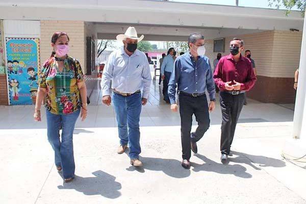 Ratifica Sabinas su apoyo a docentes
