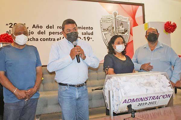 Festejan a mamás con rifa de regalos