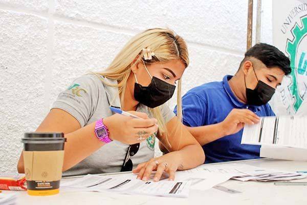 Ayudan universitarios a registro de vacunación