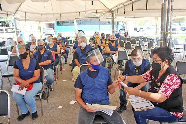 Vacunan ahora a trabajadores