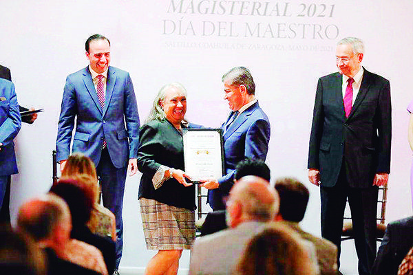 Felicita Manolo a los maestros en su día