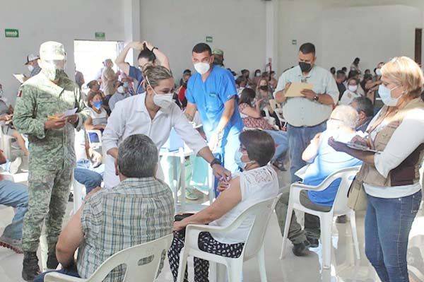 Inicia vacunación para adultos mayores de 50