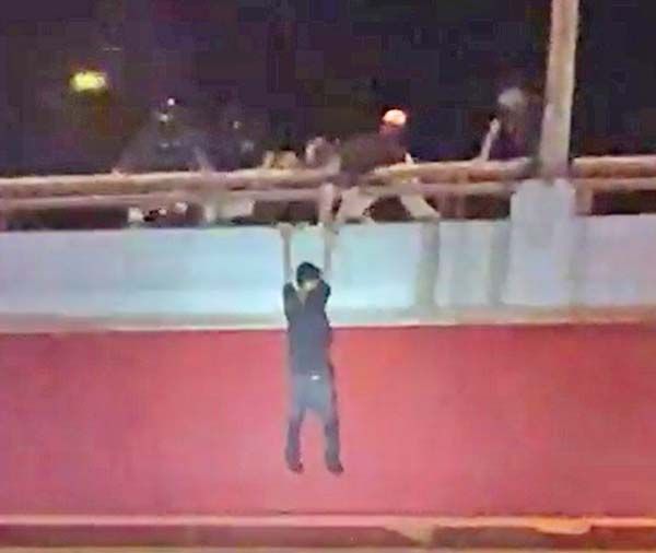Salva policía a suicida de puente en la 57