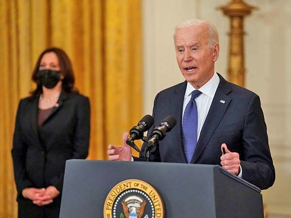 Biden pide a empresas subir sueldos a empleados