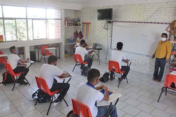 Apoyan a alumnos de Telesecundaria