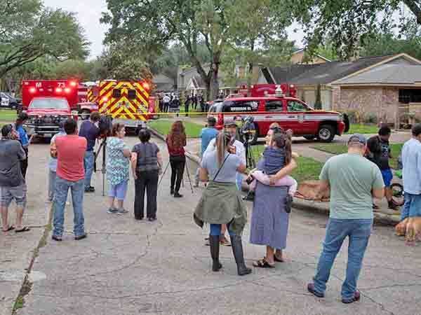 Encuentran a 90 personas atrapadas en casa de Texas