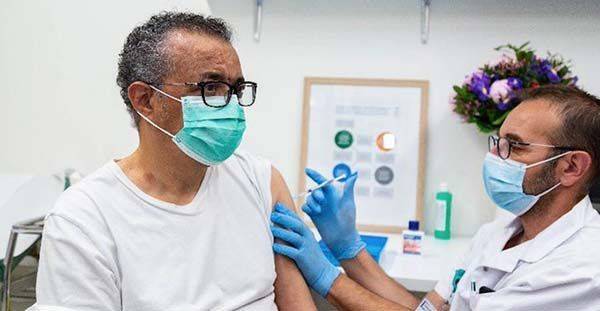 Tedros Adhanom Ghebreyesus se vacuna