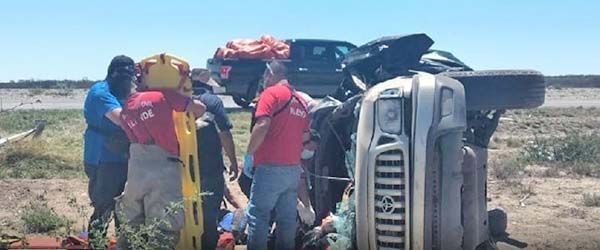 Vuelcan texanos en la autopista Primer
