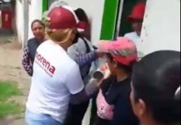 Reparte despensas a nombre de Morena