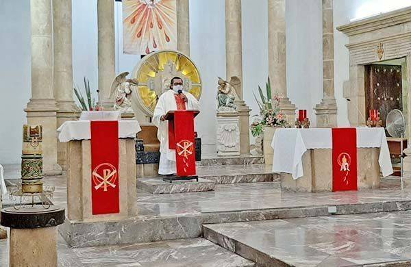 Domingo de Pentecostés celebran fieles católicos