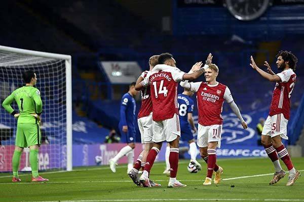Derrota Arsenal a Chelsea y sueña con Europa