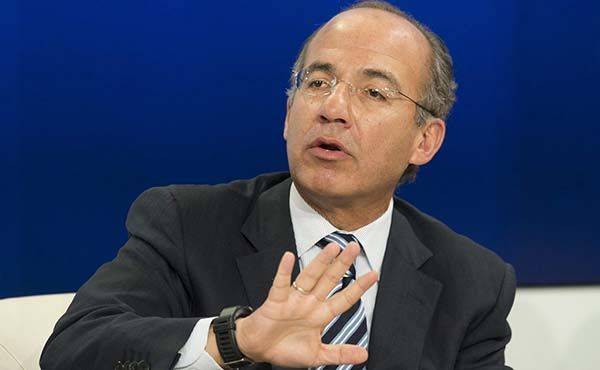 «No nos levantemos en armas, levantémonos con votos», dice Calderón a empresarios