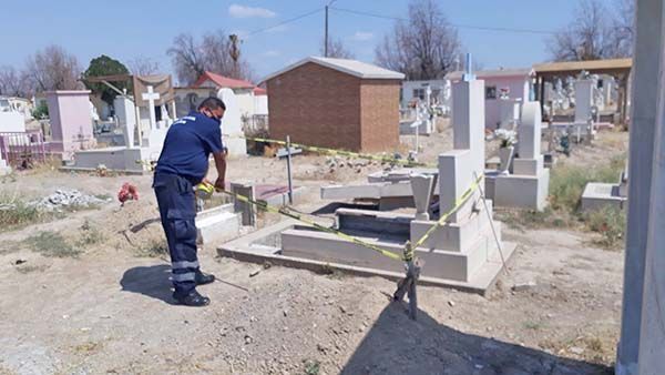 Acordonan tumbas para evitar riesgos