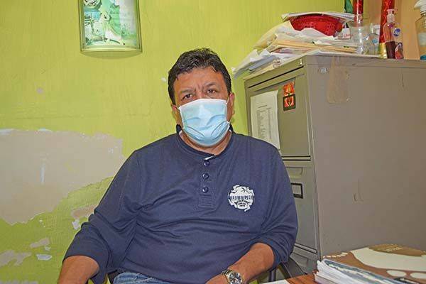Esperan vacuna cien burócratas de 50 y más