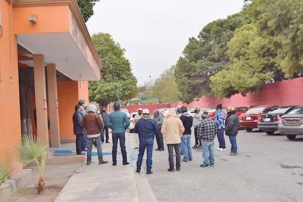 Gestionan retorno de obreros en resguardo