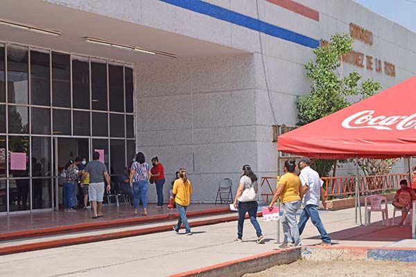 Sin incidencias vacunan a mil 500 adultos citados