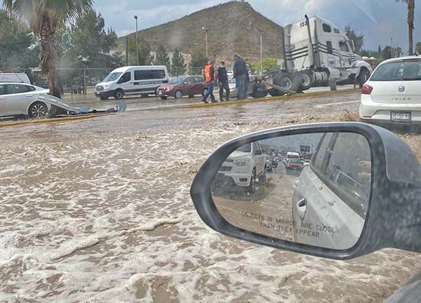 Descontrola lluvia tráfico en Ramos