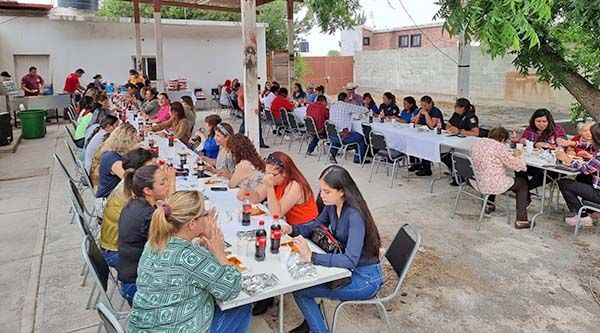 Festeja Arteaga a madres de familia
